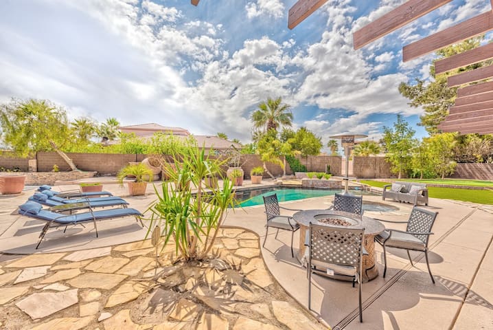 777Rentals – 4BR/3BA – Beautiful yard, Pool, Spa