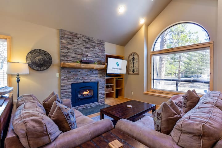 Redwood 7 - Gorgeous Home, New Hot Tub - Oregon