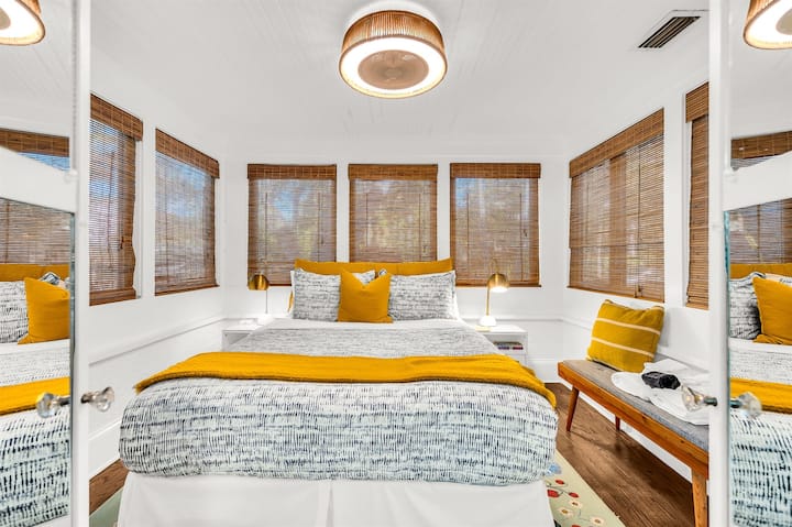 Dhomë gjumi e këndshme me krevat dopio "queen" në katin e parë, pranë zonës kryesore të ndenjjes, me një krevat dopio "queen", një televizor inteligjent, grila bambuje dhe dyer franceze që mbushin dhomën me dritë natyrale.