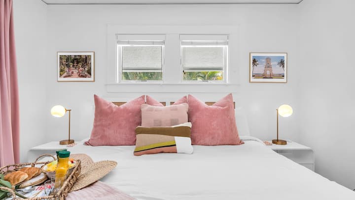 Dhomë gjumi kryesore me krevat dopio "king", televizor inteligjent dhe banjë ngjitur me një vaskë antike dhe dush modern. Koka e bastunit prej palme kacavjerrëse, perdet e errëta dhe arti i Palm Beach shtojnë bukuri. Hapet në dhomën e 4-të të gjumit, ideale për një suitë private familjare.