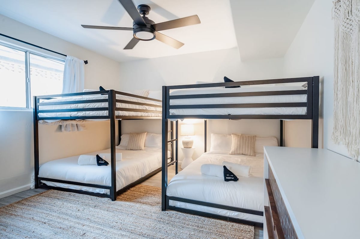 Спалня 6 - 4 легла в пълен размер (двуетажни легла), обща баня с спалня 4 + 5