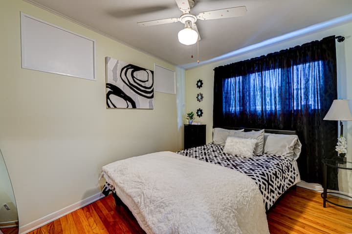 [Спалня №2] ~ Двойно легло, място за съхранение на дрехи, затъмняващи щори