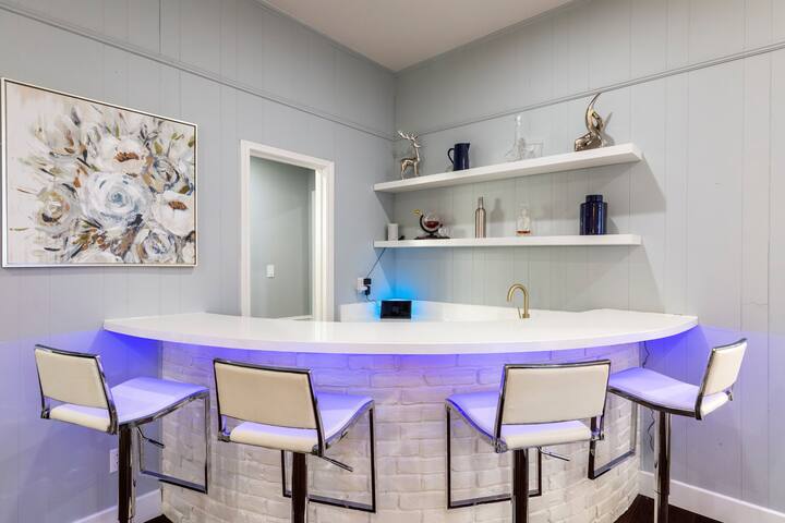 Modern Home with a Firepit, Heated Pool & Spa gallery image 5