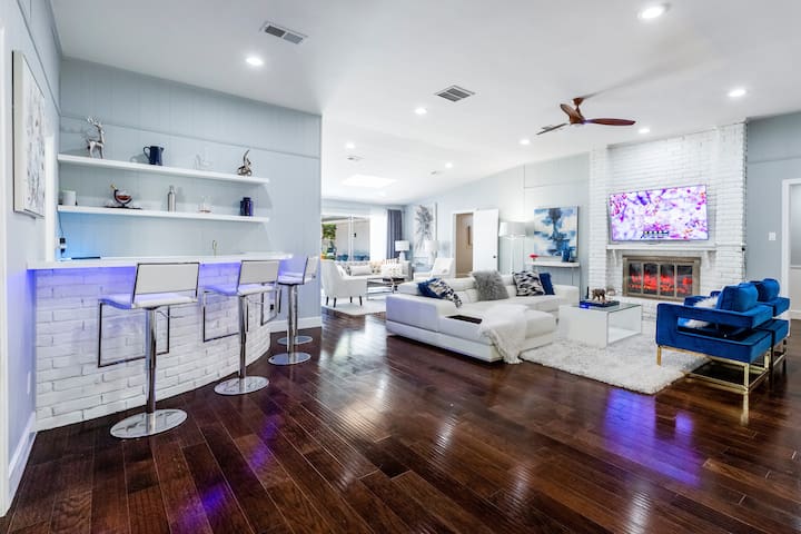 Modern Home with a Firepit, Heated Pool & Spa gallery image 4