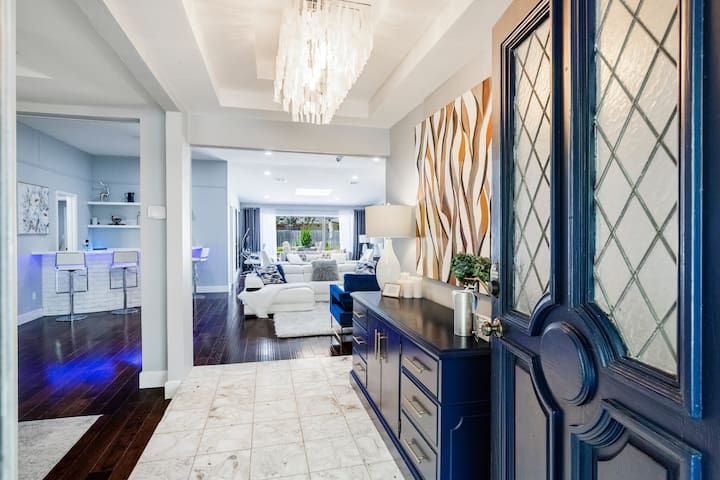 Modern Home with a Firepit, Heated Pool & Spa gallery image 3