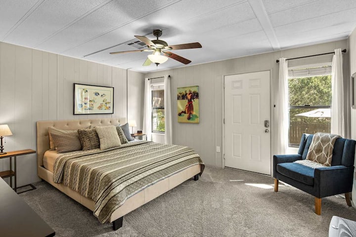 Просторен апартамент с плюшено суперголямо двойно легло. Починете си спокойно и удобно!