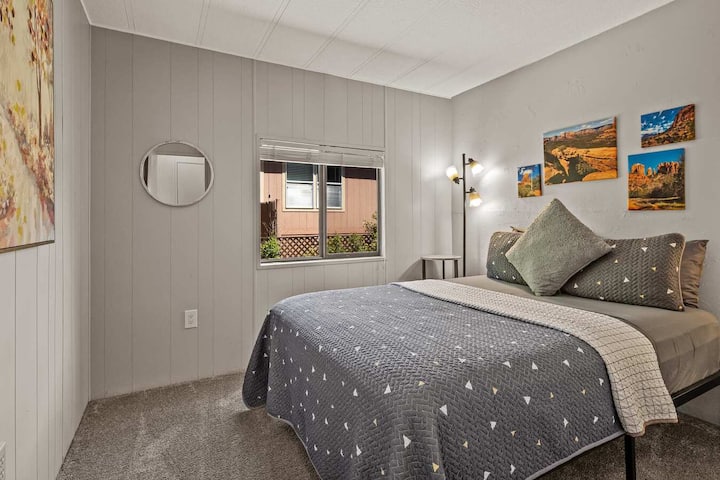 Отпуснете се в спокойната спалня с удобно двойно легло за спокоен сън.