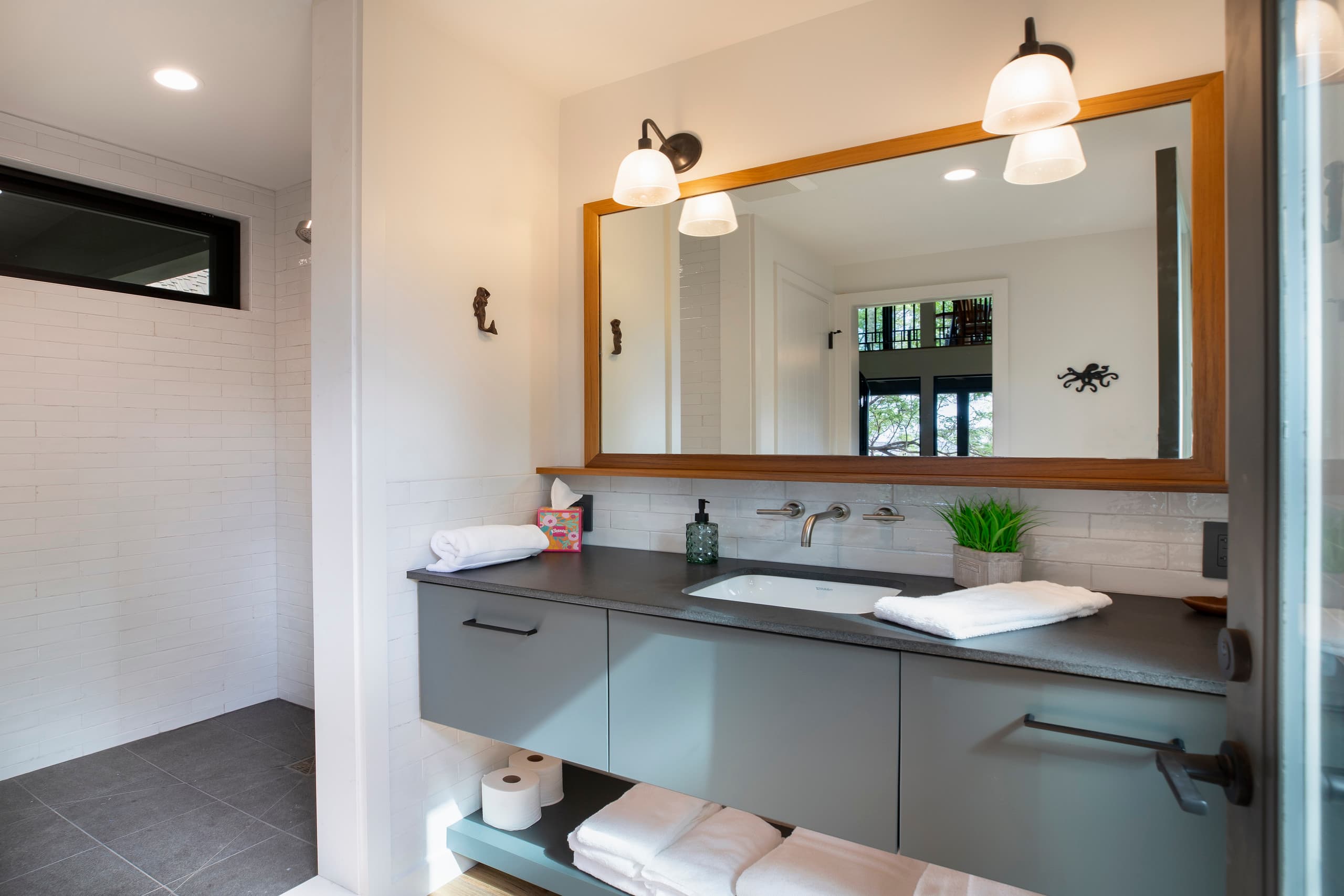 Home in Waimea · ★5.0 · 4 bedrooms · 8 beds · 4.5 baths - Image 22