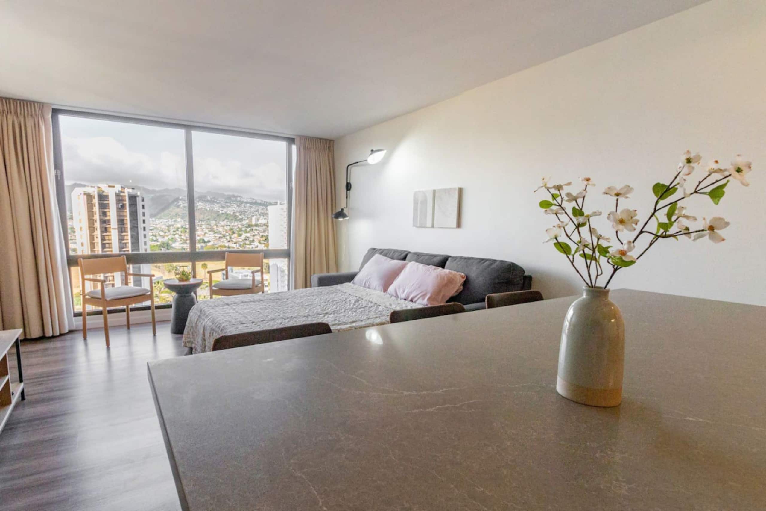 Condo in Honolulu · ★4.85 · 1 bedroom · 2 beds · 1 private bath - Image 15