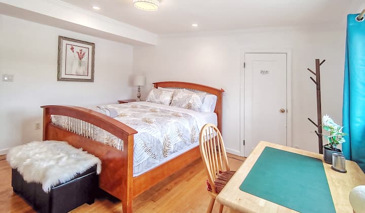 ห้องนอน 3 พร้อมเตียงควีนไซส์และห้องน้ำส่วนตัว