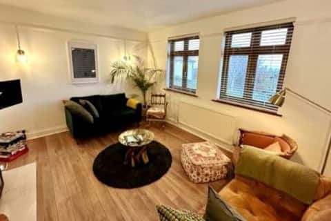 Top Airbnb: Coastal Retreat with Sea Views & Hot Tub in Folkestone And Hythe