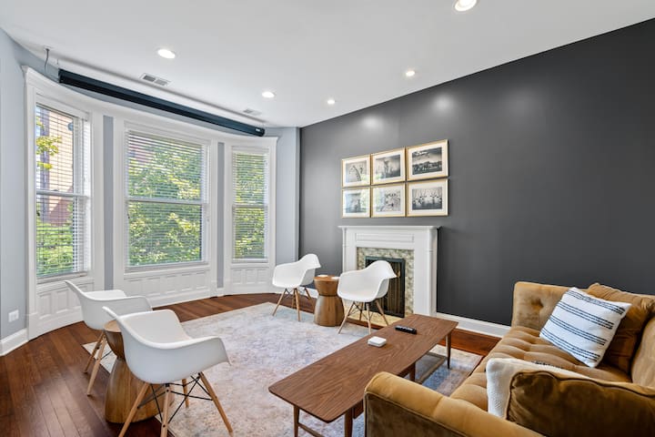 Lincoln Park/DePaul 8 bed 1 Parking Spot Sleeps 18