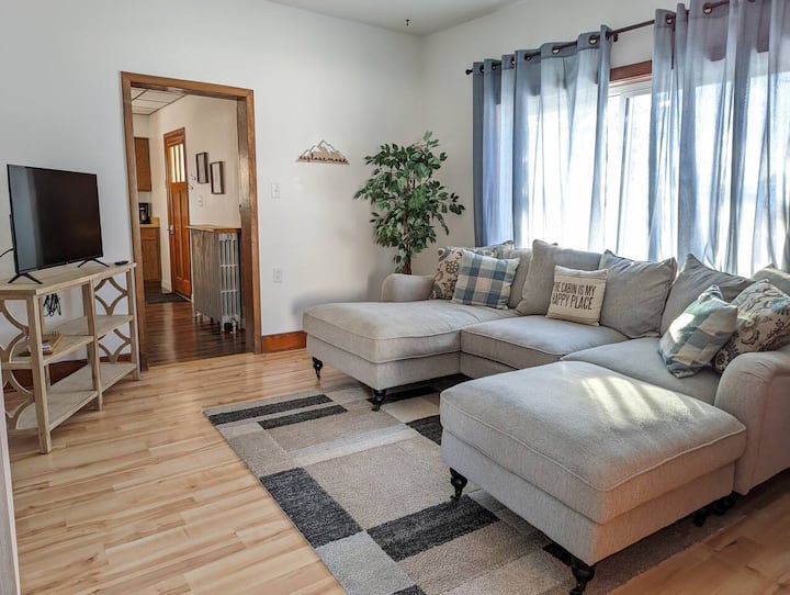 The Northshore Cabin - Your Cozy In-town Cabin - Two Harbors, MN