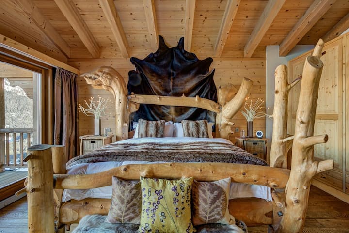 Kjo dhomë gjumi master është paraqitur me një krevat kingize dhe një dush dhe vaskë ensuite