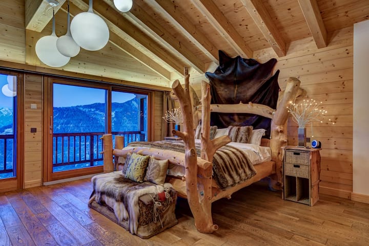 Kjo dhomë gjumi master është paraqitur me një krevat kingize dhe një dush dhe vaskë ensuite