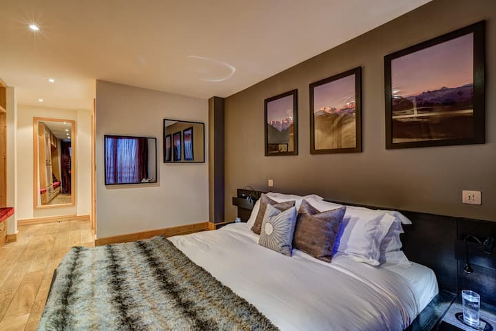 çdo dhomë gjumi është e pajisur me shtretër dhe media të cilësisë më të lartë për argëtimin tënd