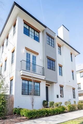 Two Premium Houses! 24 Beds! Prime Location! Game gallery image 2