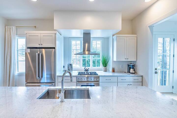 Two Premium Houses! 24 Beds! Prime Location! Game gallery image 4