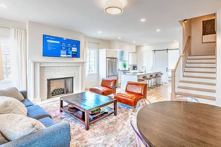 Two Premium Houses! 24 Beds! Prime Location! Game gallery image 3