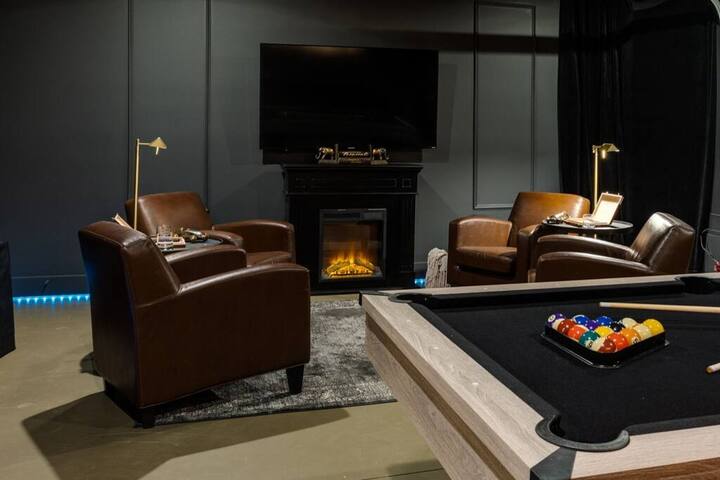 Two Premium Houses! 24 Beds! Prime Location! Game gallery image 5