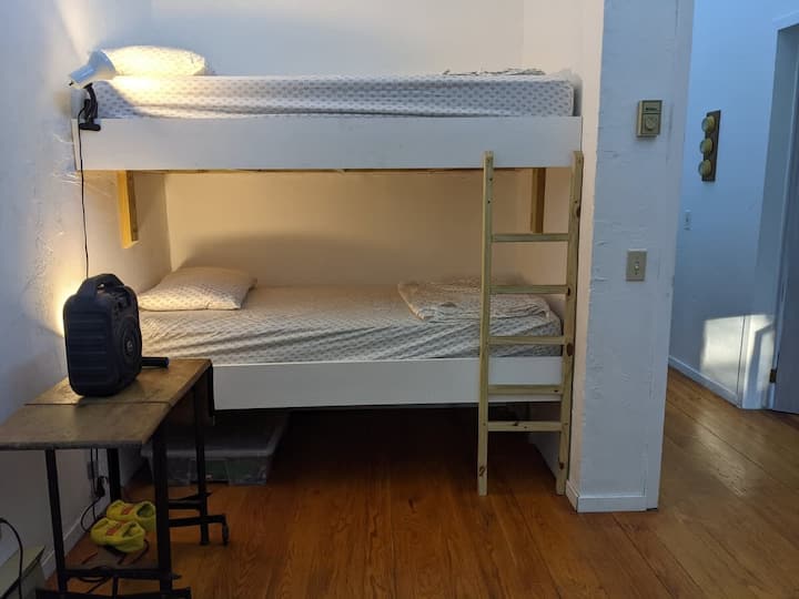 dormitorio de arriba con dos camas individuales