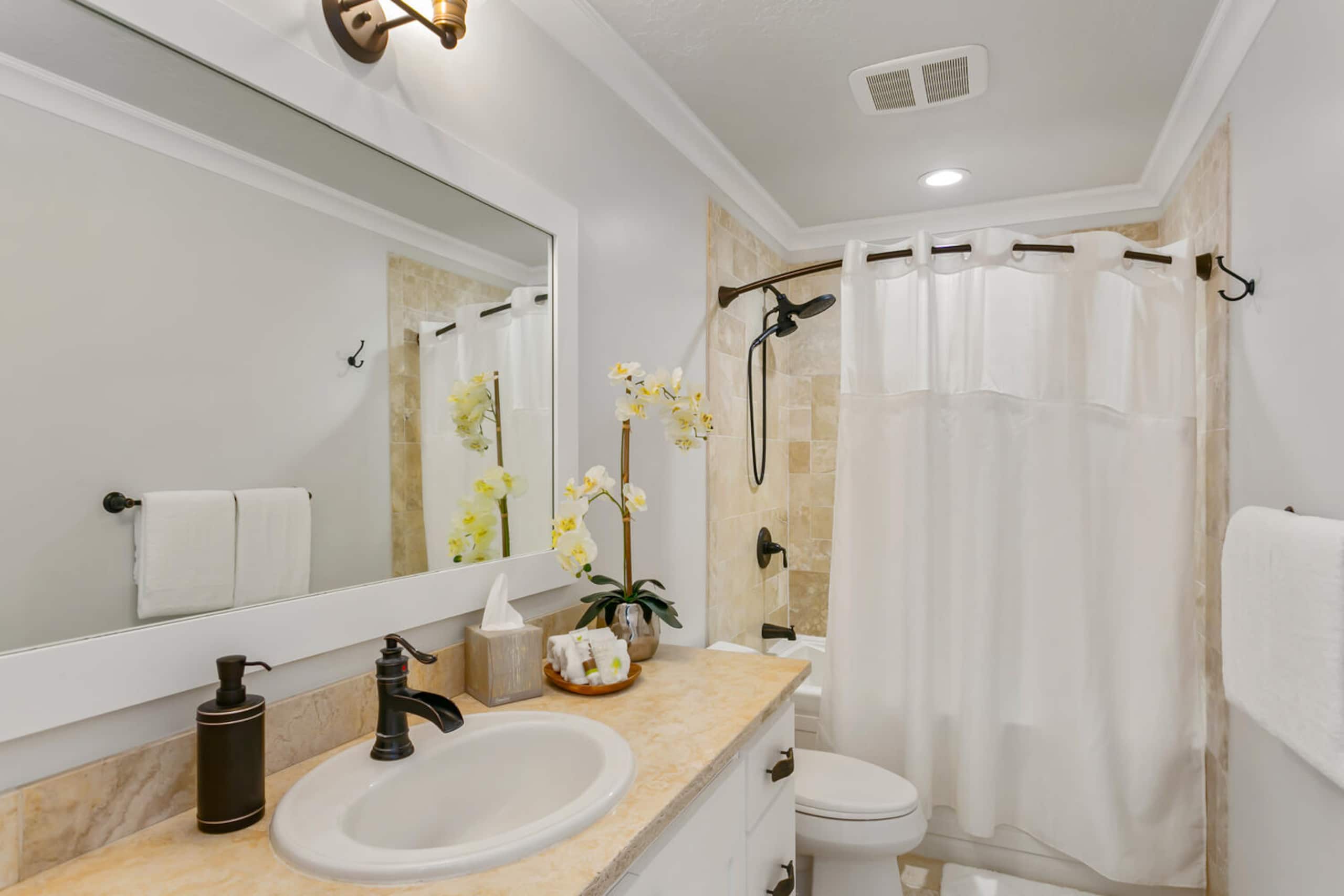 koolkondo Luxury Designer Condo with AC by the beach - Image 14