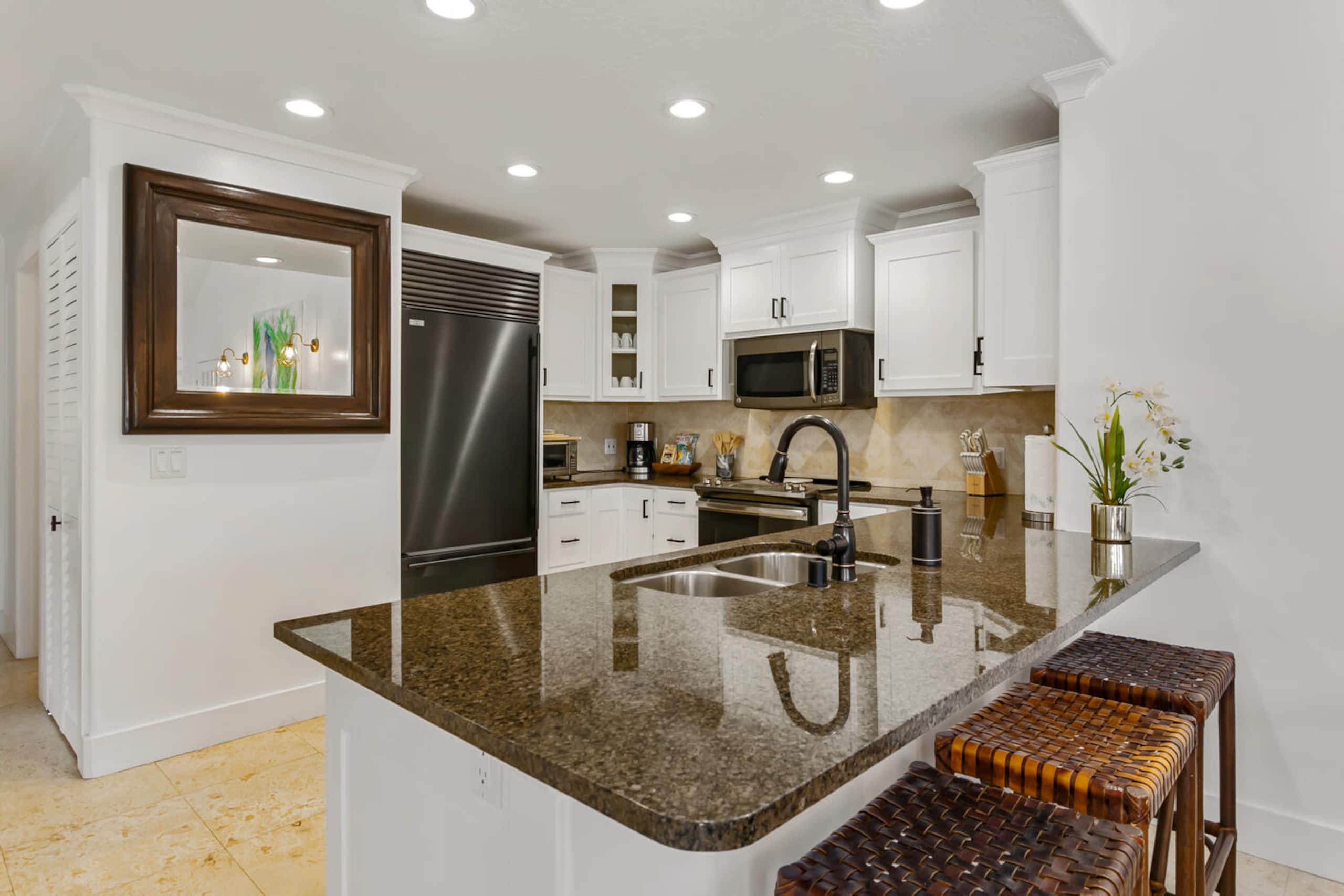 koolkondo Luxury Designer Condo with AC by the beach - Image 8