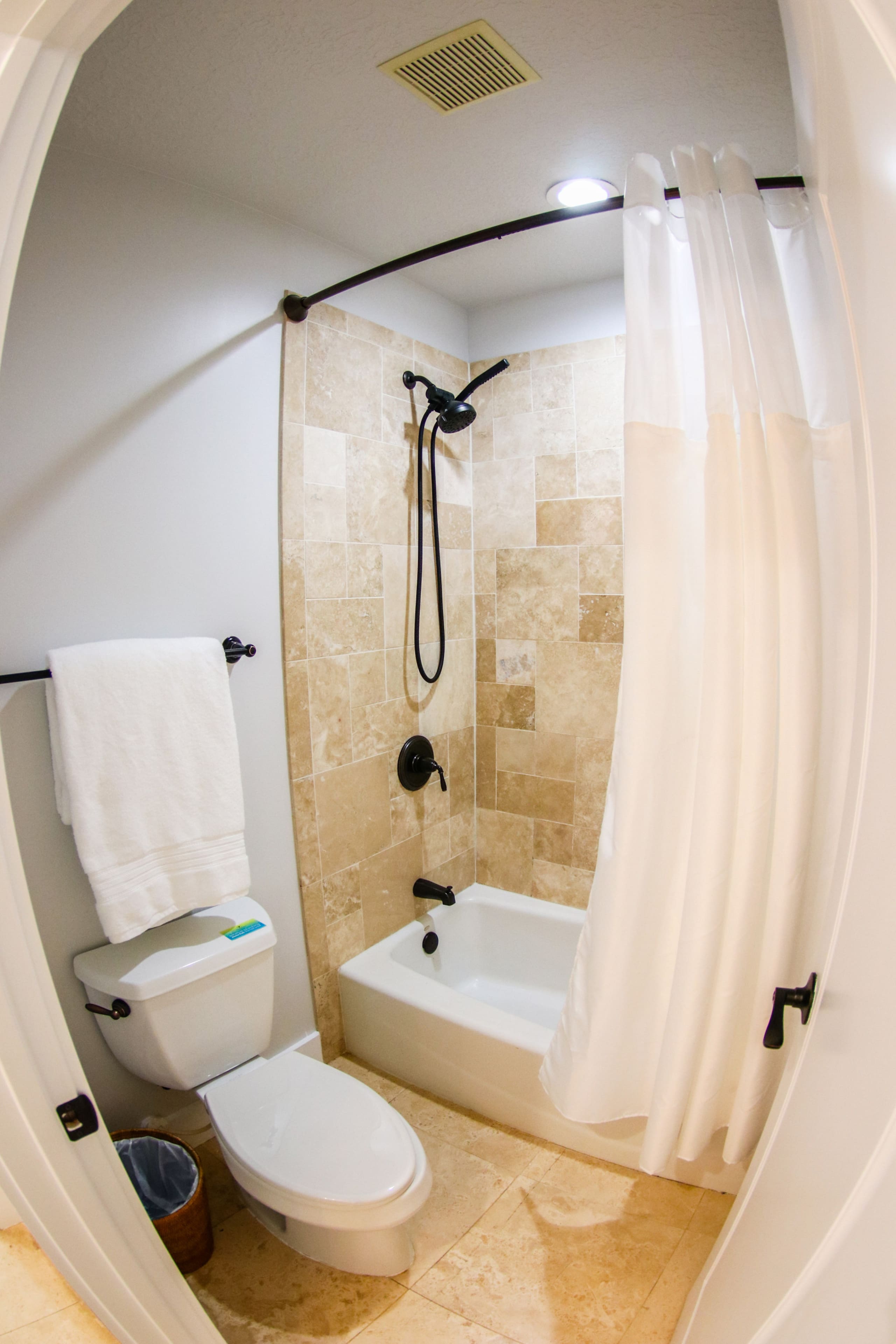 koolkondo Luxury Designer Condo with AC by the beach - Image 16