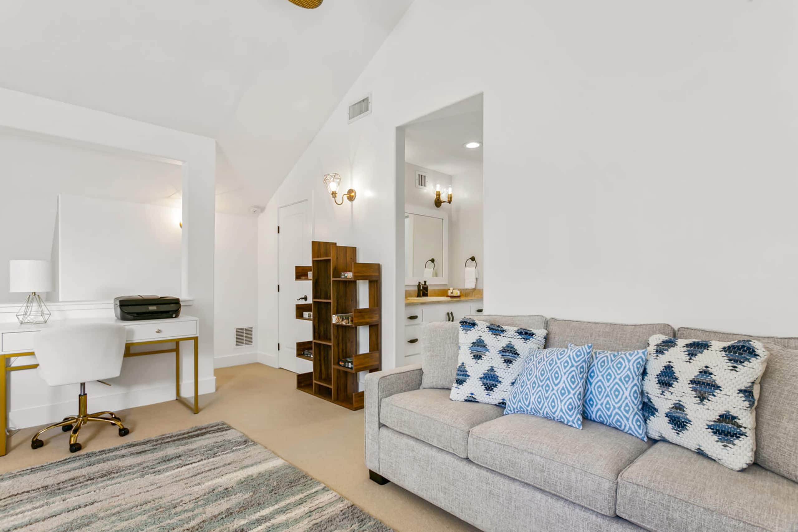 koolkondo Luxury Designer Condo with AC by the beach - Image 17