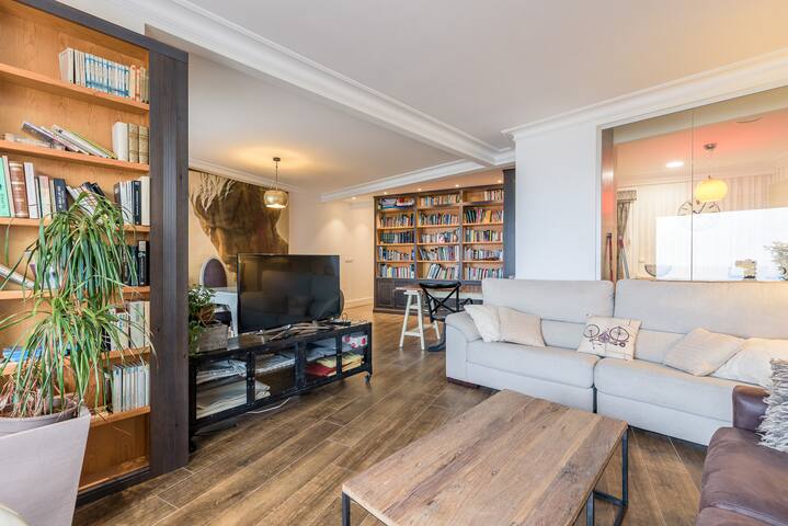 Colon Zurriola, in front of the beach gallery image 5