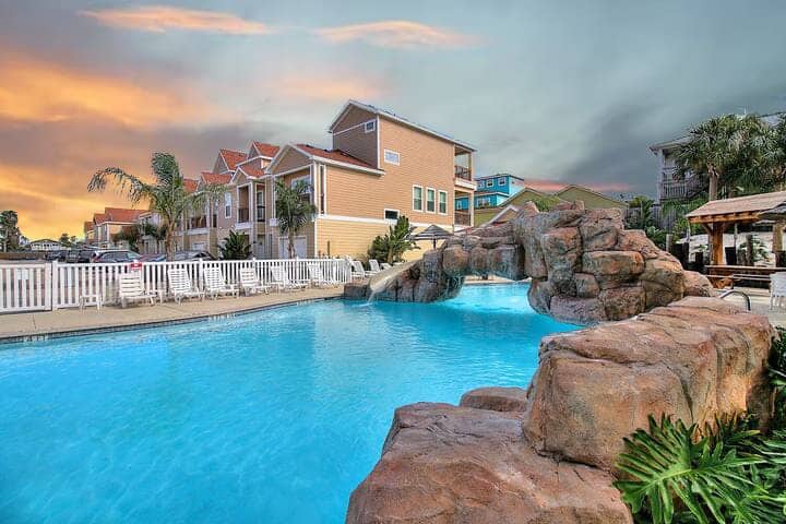 Piggy's Perch- 2 Balconies | Direct Pool Access - 