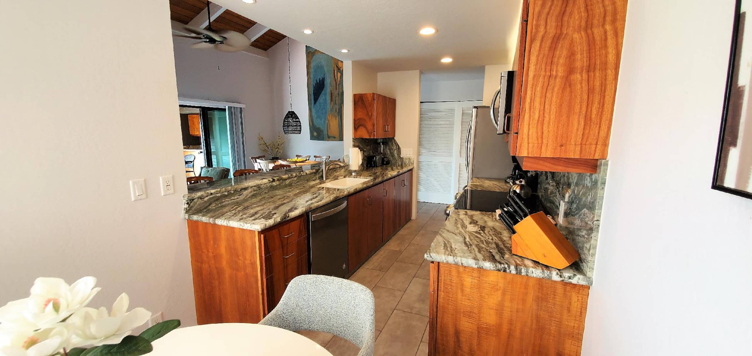 Condo in Kailua-Kona · ★4.92 · 2 bedrooms · 4 beds · 2 baths - Image 4