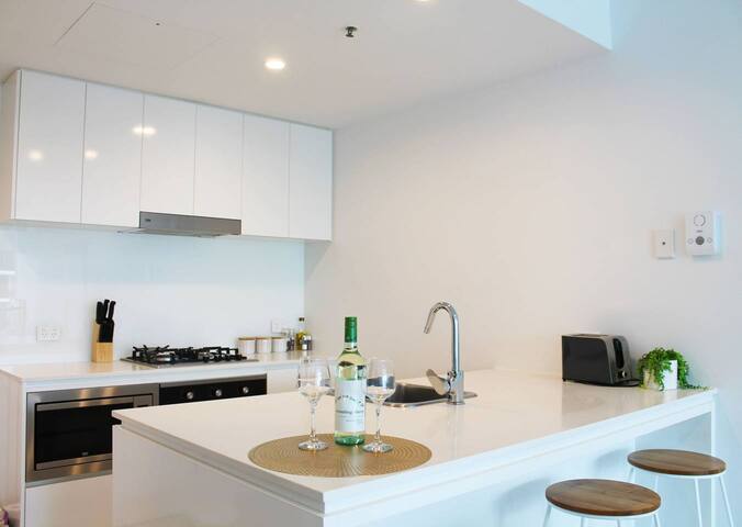 4BR Food&Drink Hub | Pool | 3 cars | Gym | Rooftop gallery image 3