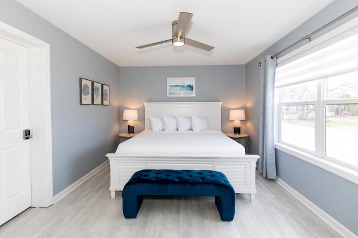 Master Bedroom 1 - King Sleeps 2