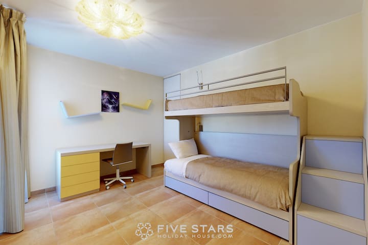 5 Stars Holiday House Limited managed Airbnb listing 3