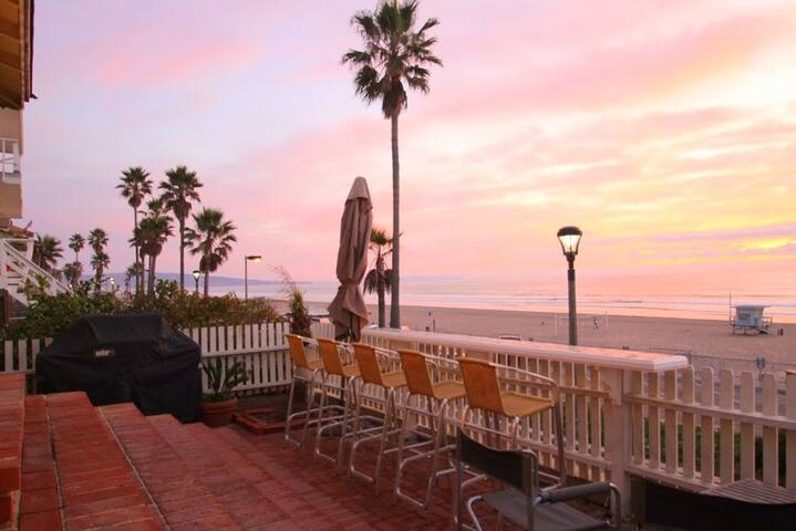 Oceanfront Dream Home w/ Jacuzzi gallery image 5