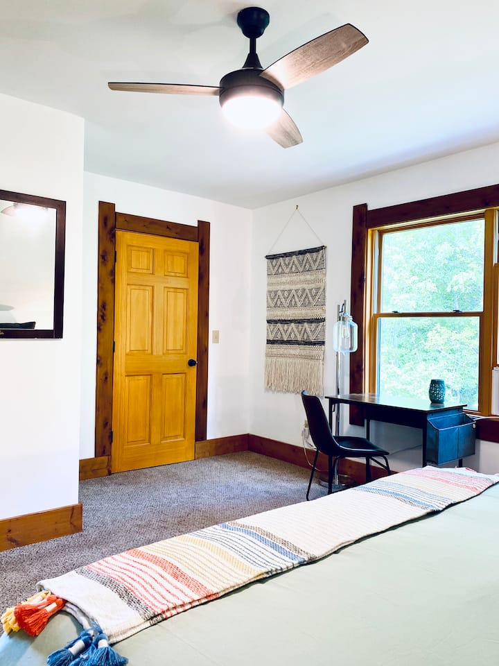 带工作区的阁楼主卧