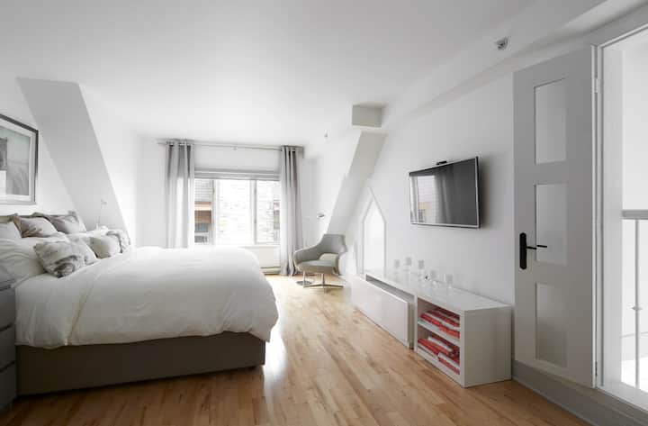 Upper Level King Bedroom na may en - suite na paliguan
