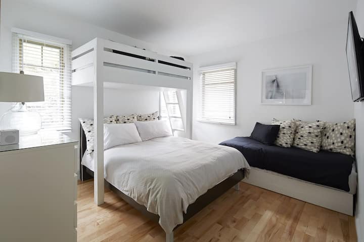 silid - tulugan Queen lower bunk na may single upper bunk at 1 twin bed (4 na tulugan)