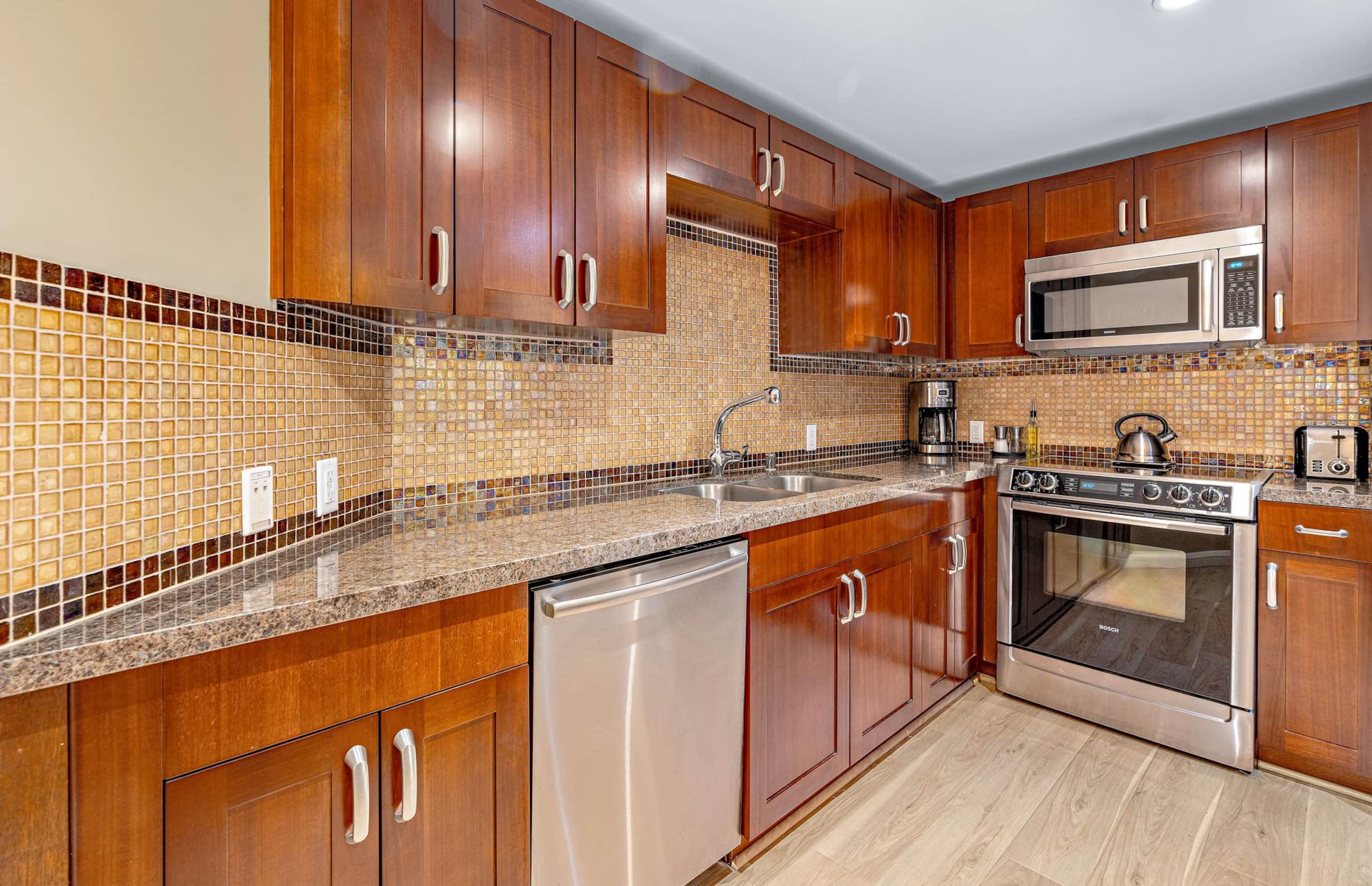 Condo in Lahaina · ★4.7 · Studio · 3 beds · 1 bath - Image 14