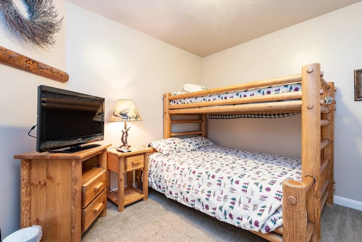 בחדר השינה השלישי יש מיטת קומותיים עם מיטת קווין סייז ותאום למעלה. תיהנו מהתוכנית המועדפת עליכם בטלוויזיה החכמה עם המסך הגדול!