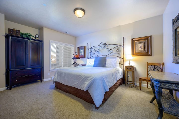 בחדר השינה השני יש מיטת קינג סייז מפוארת ונוף לפטיו/ג'קוזי.