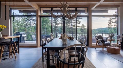 Modern luxury lakefront cottage. Hot tub