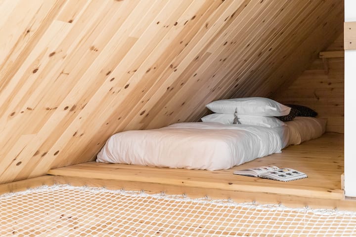 spálňa - kabína prístupná cez hlavnú spálňu, priamy a bezpečný prístup k sieti 