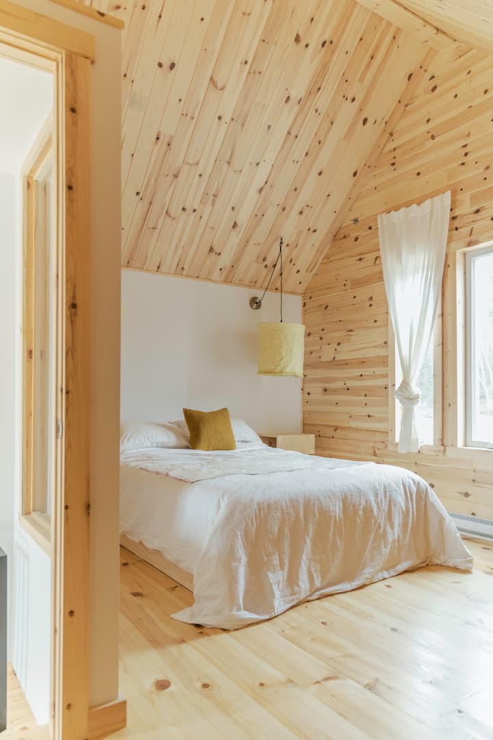 Spálňa s manželskou posteľou Queen s prístupom do malej spálne 2 a siete