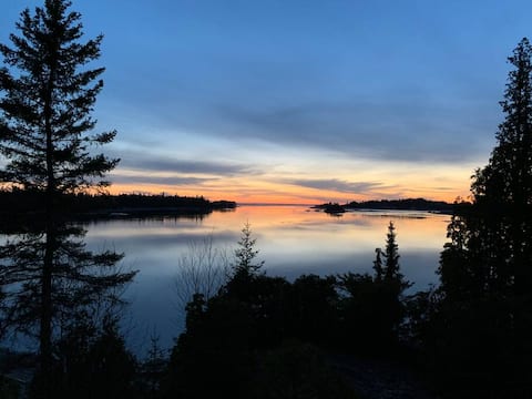 3- Lac-St-Jean shore/spa/fireplace/dock/kayaks