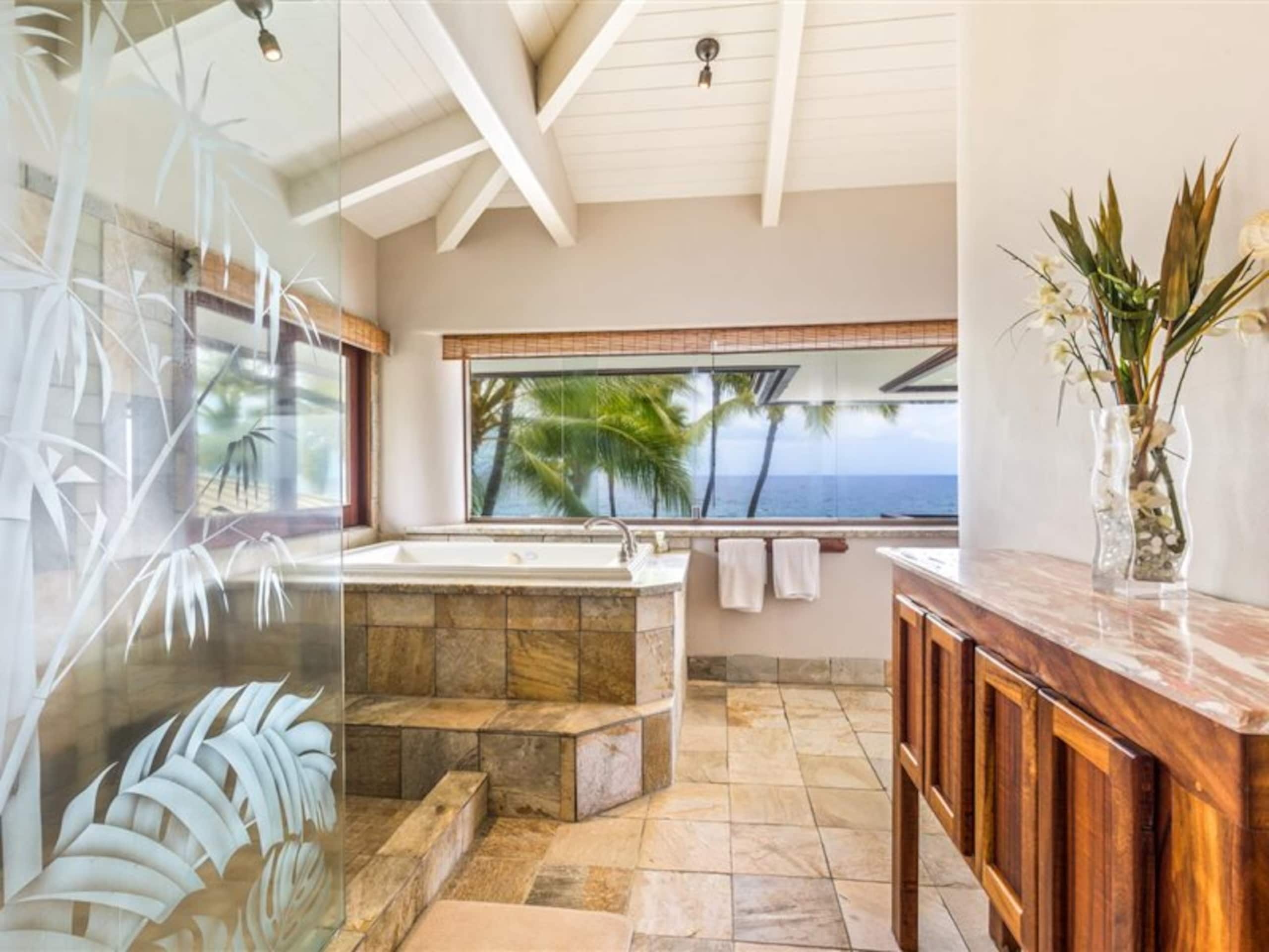 Home in Kailua-Kona · ★4.68 · 3 bedrooms · 6 beds · 3.5 baths - Image 20