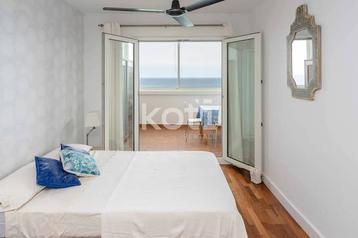 Despertá en el dormitorio con salida al balcón y vistas al mar que acompañan el comienzo del día.