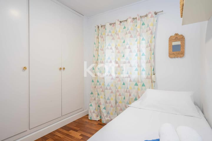 Un dormitorio práctico que acompaña la estancia con comodidad y buen descanso.