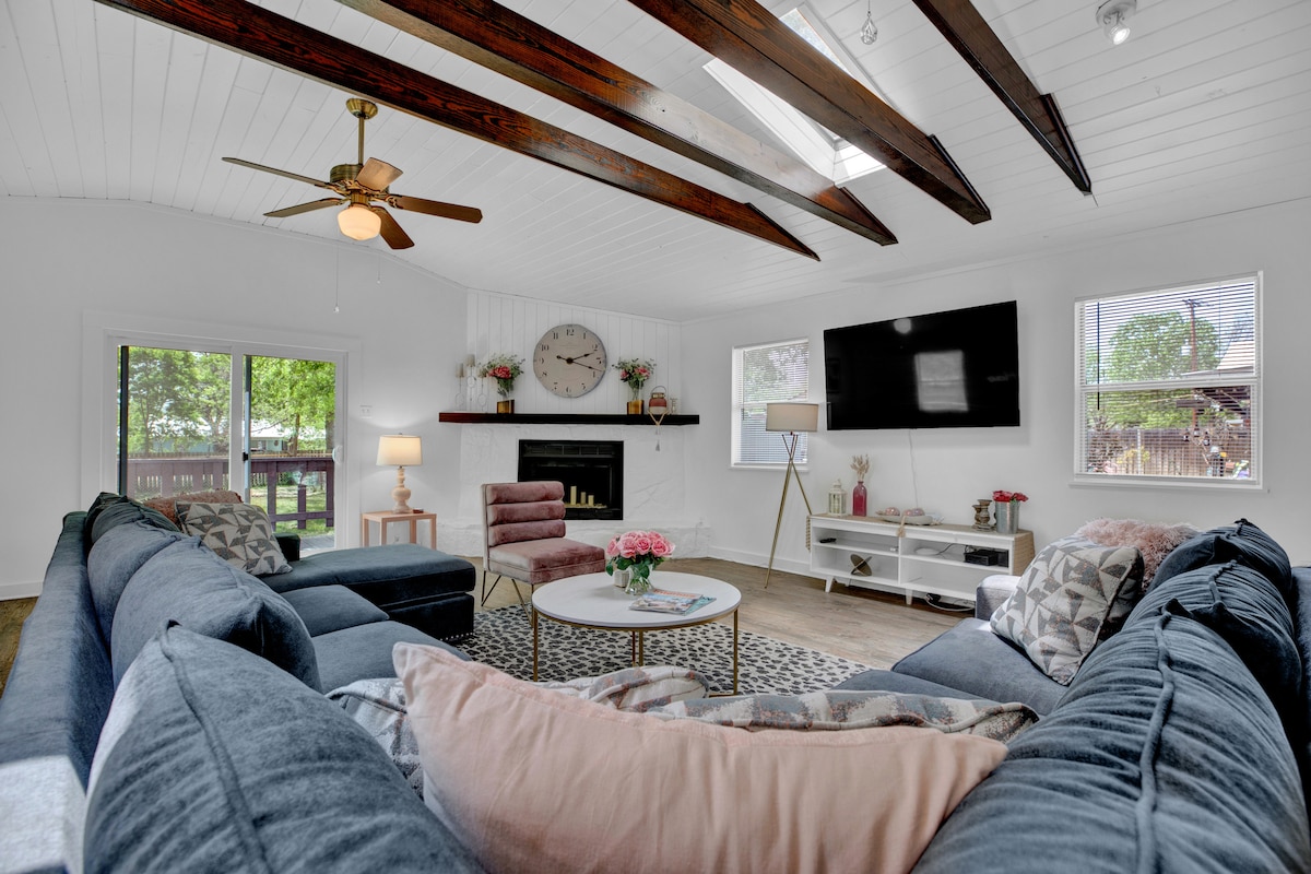 Pet Friendly! Pink Haus 1-Mile to Main Street! - Airbnb